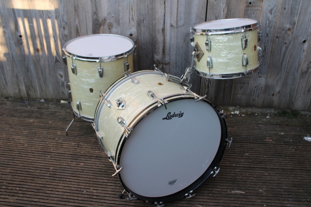 Ludwig Transitional Badge WFL Super Classic Outfit in White Marine Pearl