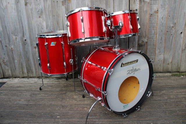 Ludwig Mach5 Outfit in Red Silk Pearl
