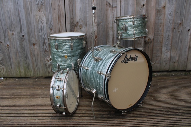 Ludwig 1962 DownBeat Outfit in Sky Blue Pearl