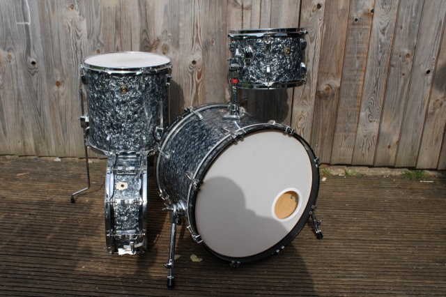 Ludwig Classic Maple Downbeat and snare in Black Diamond Pearl