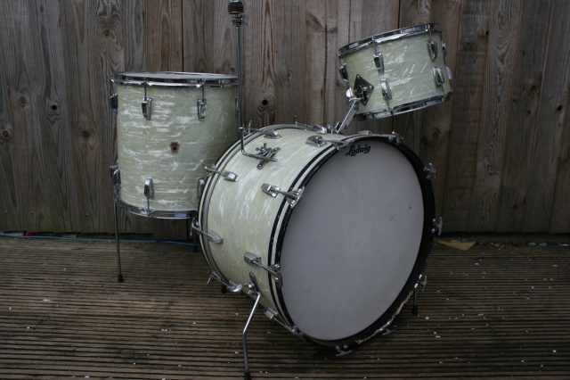 Ludwig Transitional Badge '1960' Super Classic Outfit in White Marine Pearl