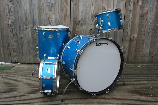 Ludwig 'Aug12 1970' SuperClassic Outfit and Snare in Blue Sparkle