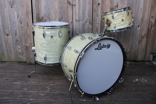 Ludwig Transitional Badge 'New Yorker' Outfit and 1967 Floor tom in White Marine Pearl