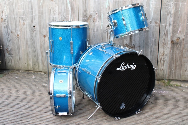 Ludwig 1965 Clubdate Outfit and snare in Blue Sparkle