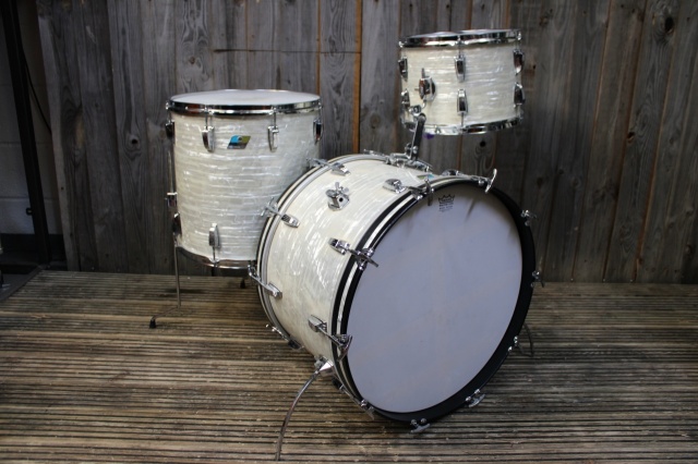 Ludwig 1976 Super Classic Outfit in White Marine Pearl
