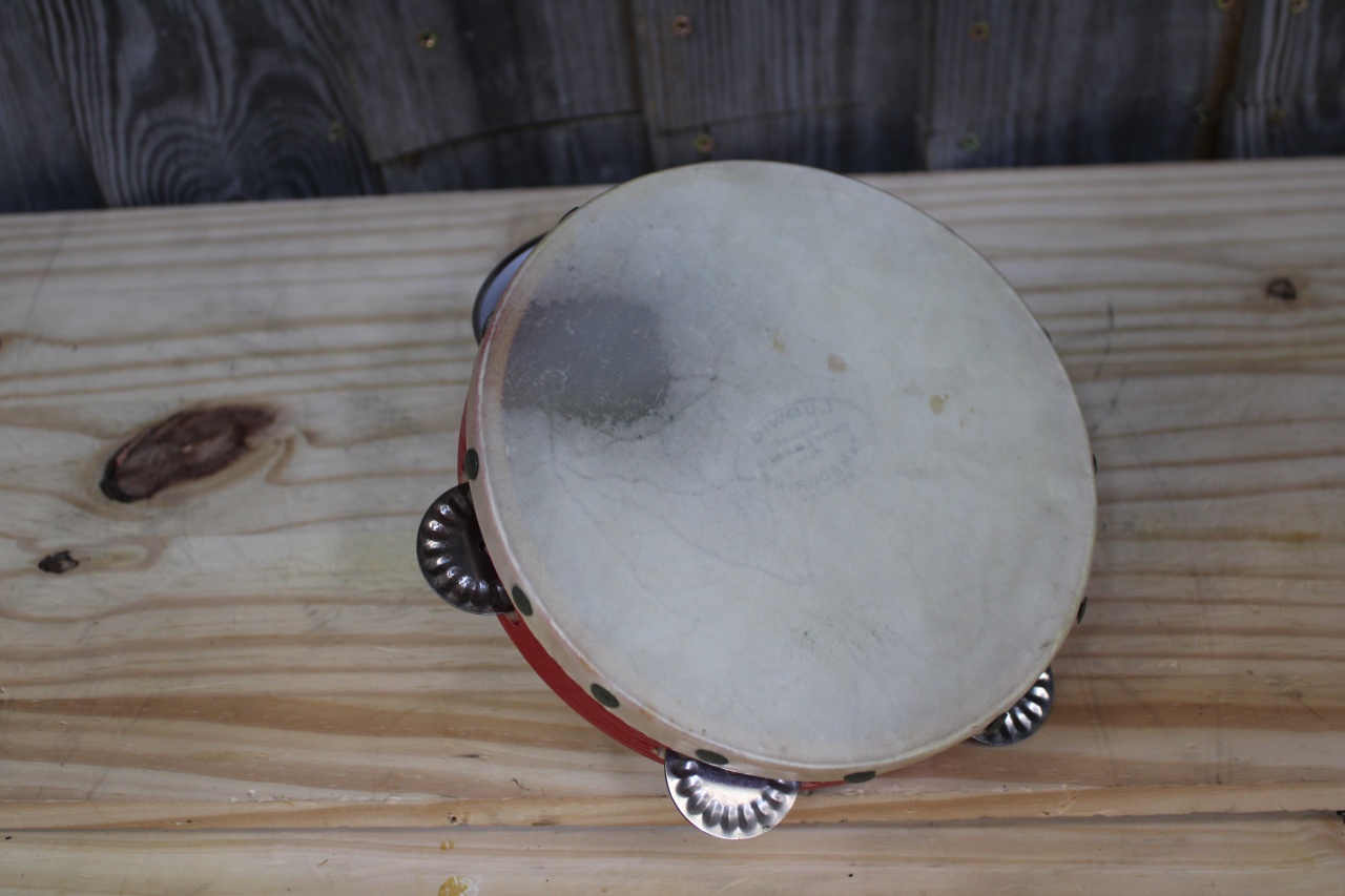 Ludwig 6" Wood Tambourine Tacked Head in Red rustydrums.co.uk