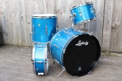 Ludwig 1965 Clubdate Outfit and snare in Blue Sparkle